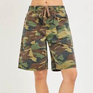 ❤️Hello Gorgeous! RISEN Camo Print Slouchy Jorts with Eyelet Drawstring
